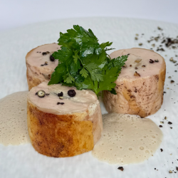 Suprême de volaille jaune de Normandie farci aux champignons & châtaignes, sauce suprême